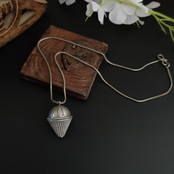 Vintage antique design traditional chain pendant