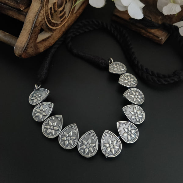 Sleek Choker in Silver plated